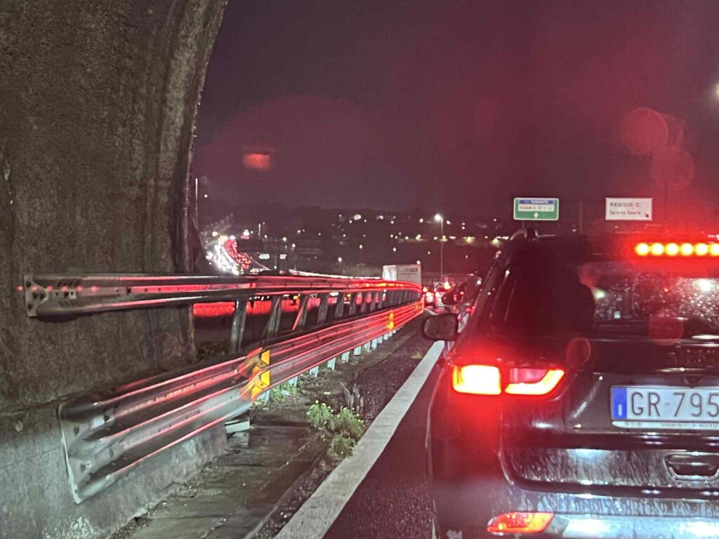 traffico in tilt raccordo autostradale