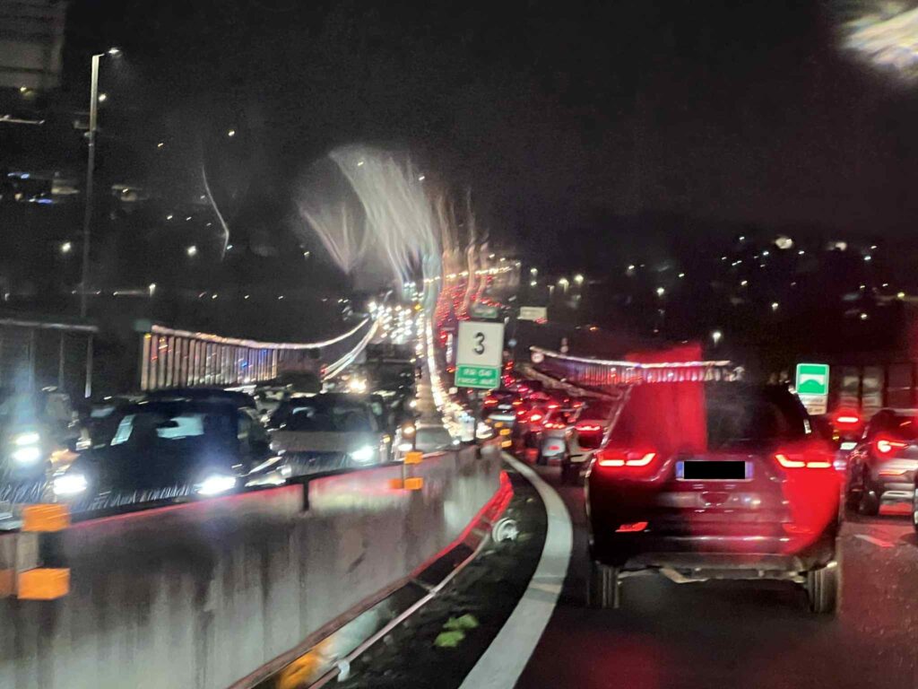 traffico paralizzato lunghe code raccordo autostradale
