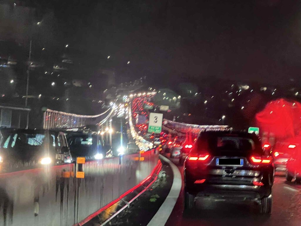 traffico paralizzato lunghe code raccordo autostradale