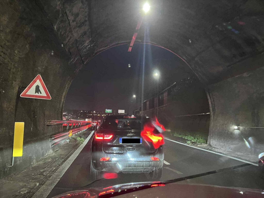 traffico paralizzato lunghe code raccordo autostradale
