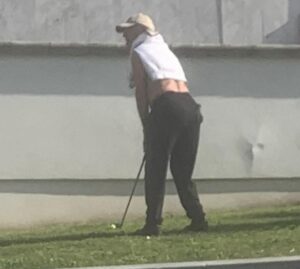 uomo gioca a golf sul lungomare