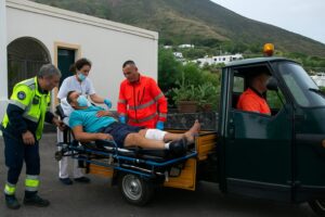 uomo trasportato su ape alle isole eolie