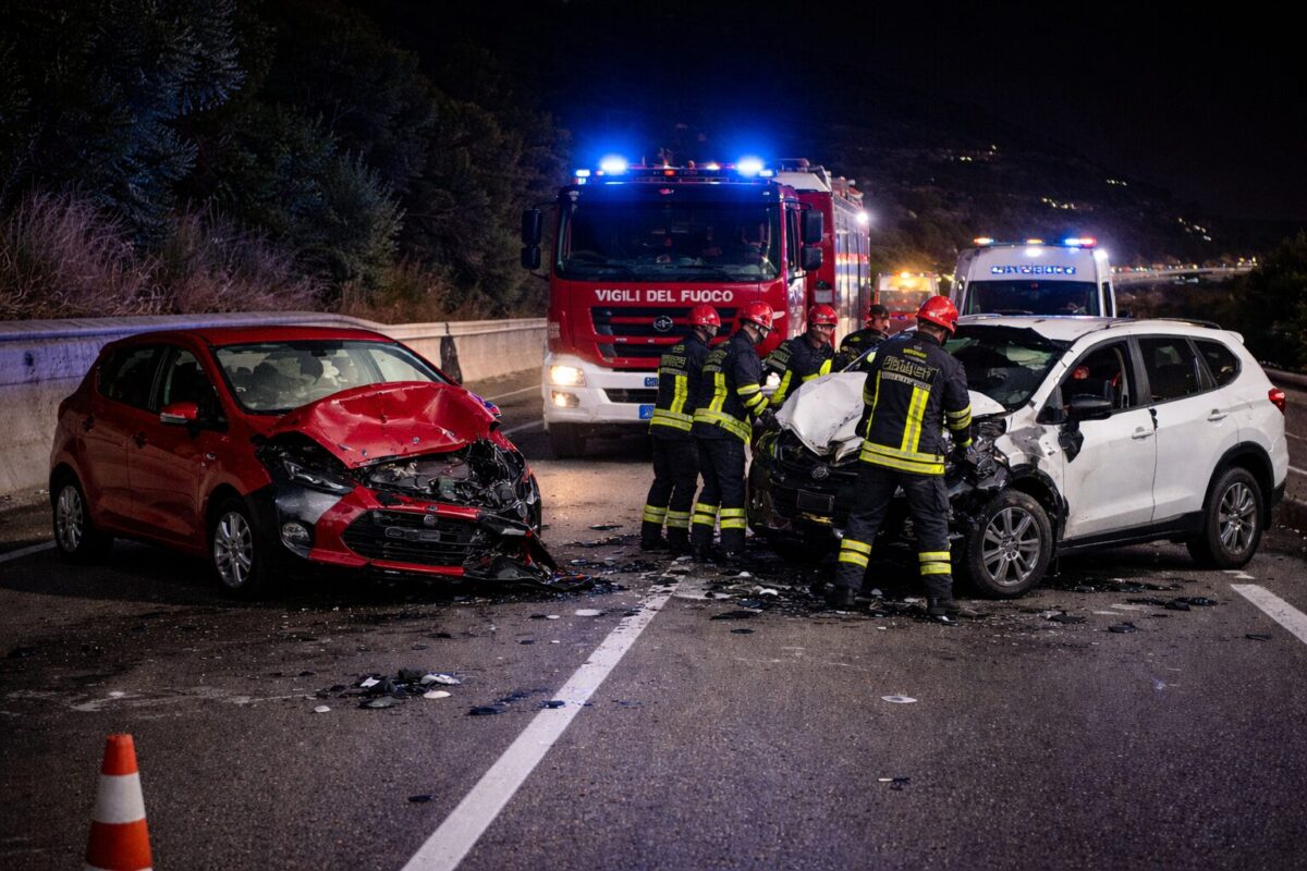 Terribile incidente sulla SS106: un morto e due feriti gravi | LIVE