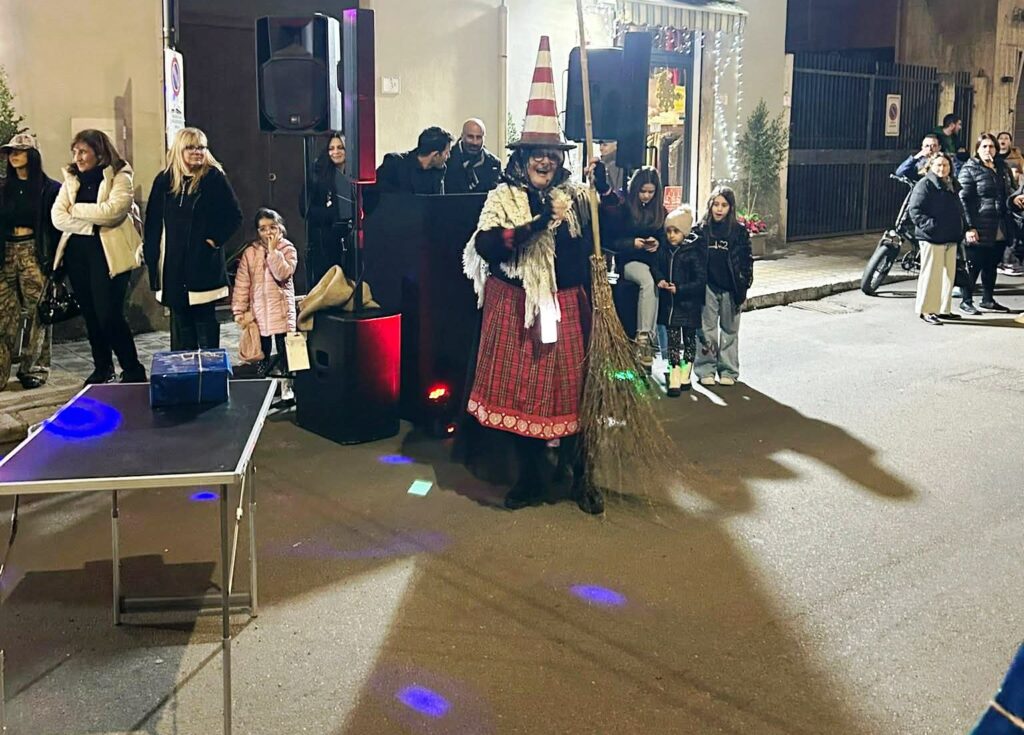 Aspettando la Befana, il Viale Aldo Moro tra luci e magie