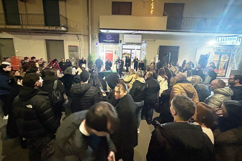 Aspettando la Befana, il Viale Aldo Moro tra luci e magie