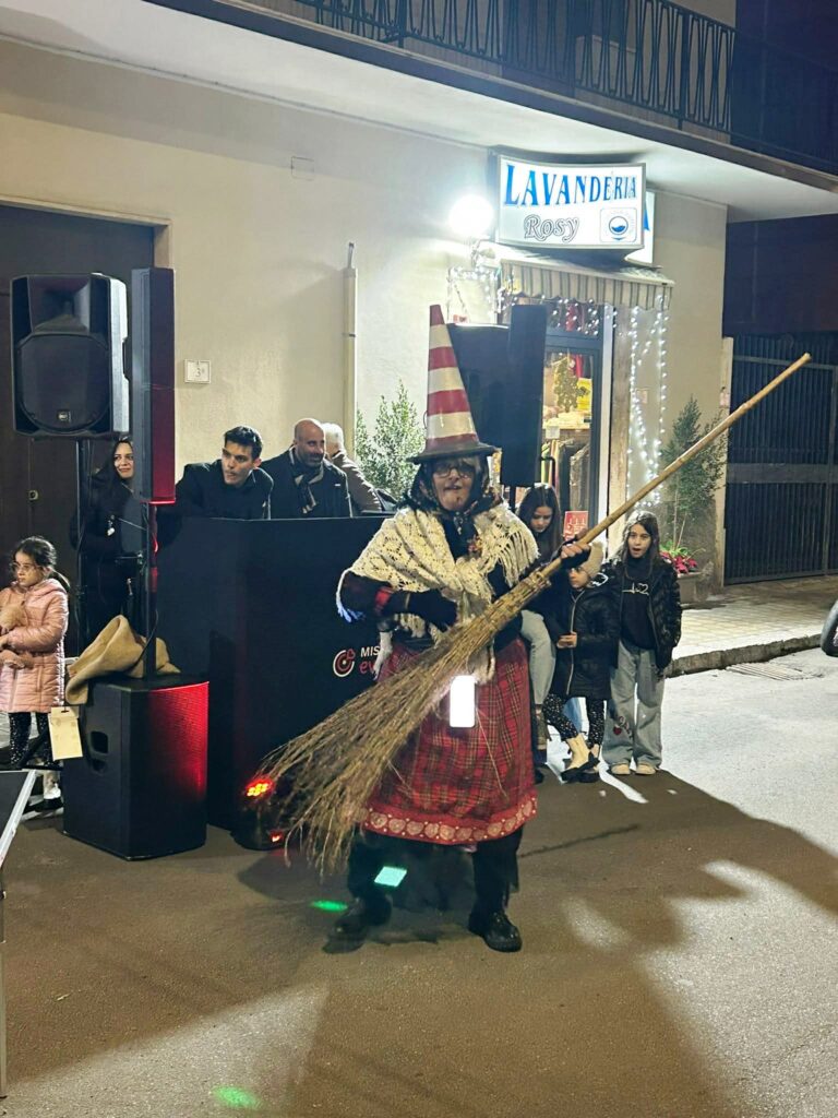 Aspettando la Befana, il Viale Aldo Moro tra luci e magie