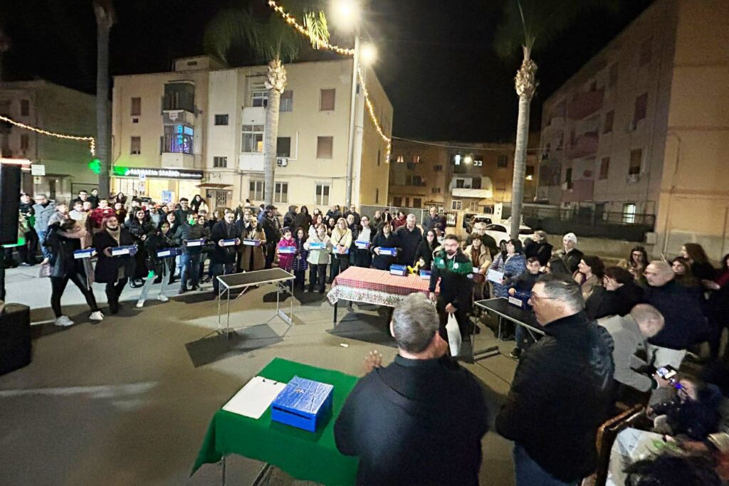 Aspettando la Befana, il Viale Aldo Moro tra luci e magie