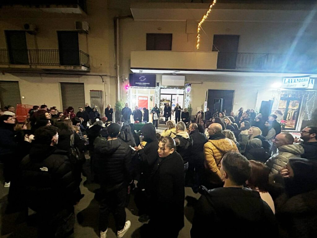 Aspettando la Befana, il Viale Aldo Moro tra luci e magie