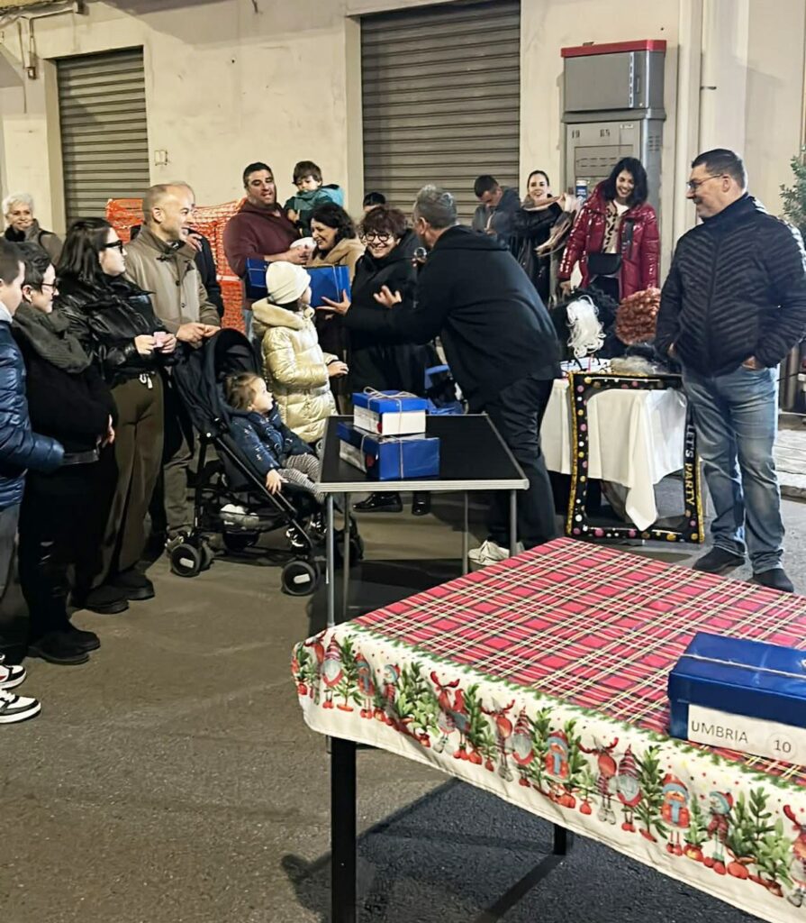 Aspettando la Befana, il Viale Aldo Moro tra luci e magie