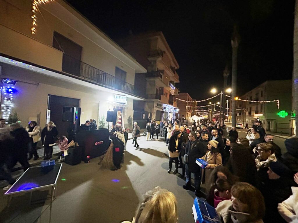 Aspettando la Befana, il Viale Aldo Moro tra luci e magie