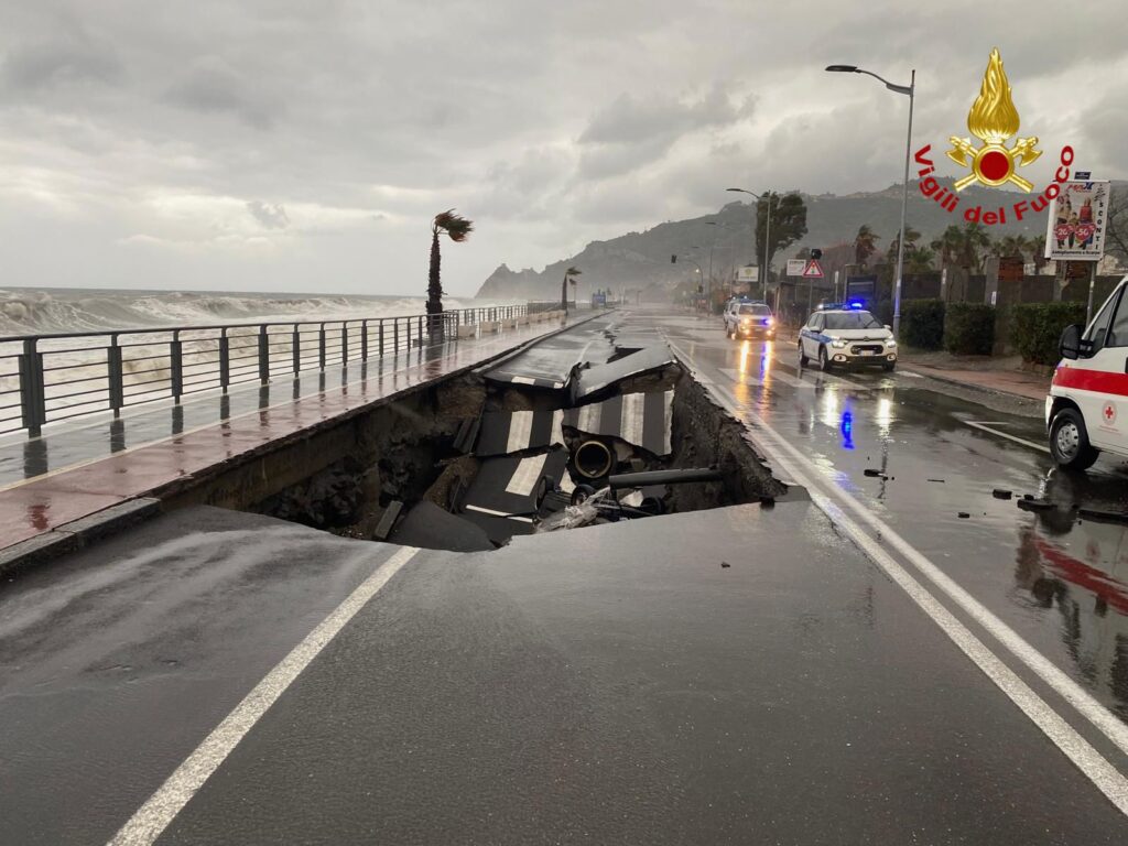 Auto precipita voragine santa teresa di riva