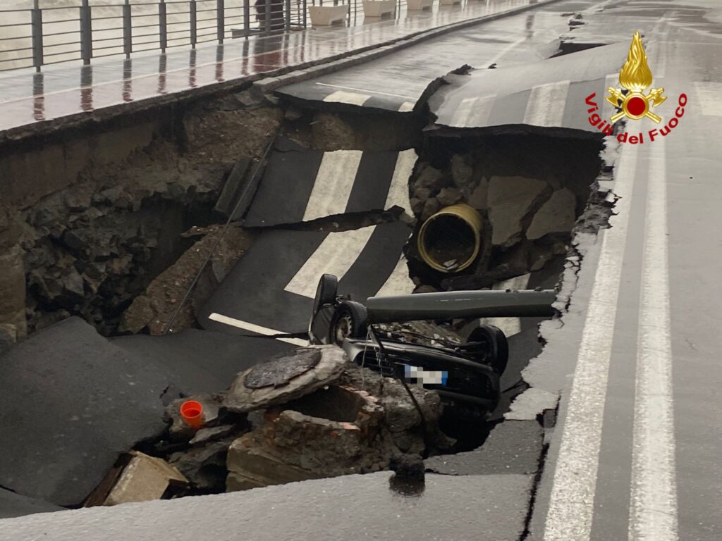 Auto precipita voragine santa teresa di riva