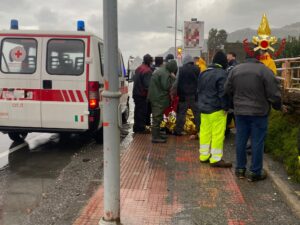 Auto precipita voragine santa teresa di riva