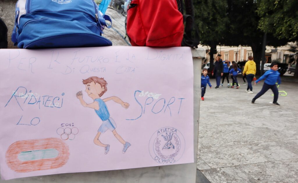 Bambini associazioni atletica reggine protesta Piazza Italia