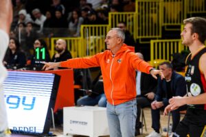 Coach Giulio Cadeo Viola