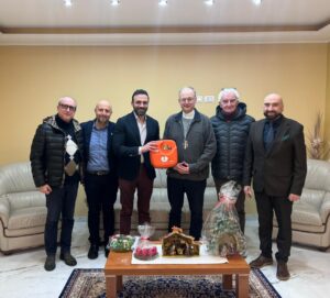 Donazione defibrillatore mons. Alberti