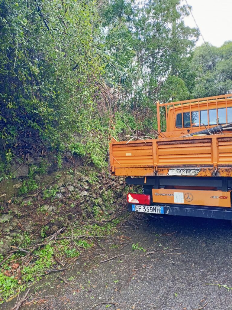 Intervento dei cantonieri sulla S.P. 44 Campo Italia e S.P. 45 Curcuraci-4 Masse