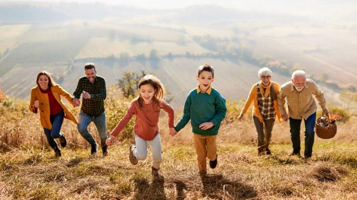 famiglia di generazione in generazione bambini adulti anziani