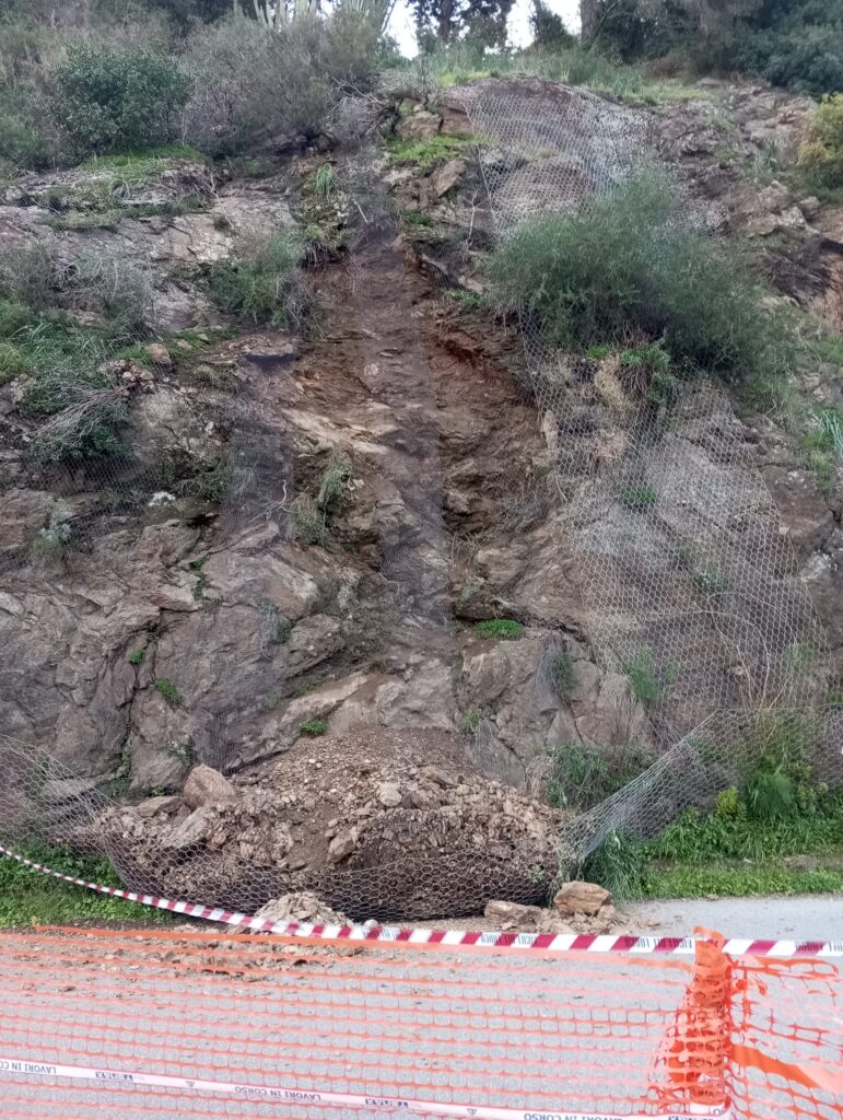 Operazioni di bonifica del costone roccioso Rocca Celi a Santo Stefano Briga lungo la S.P