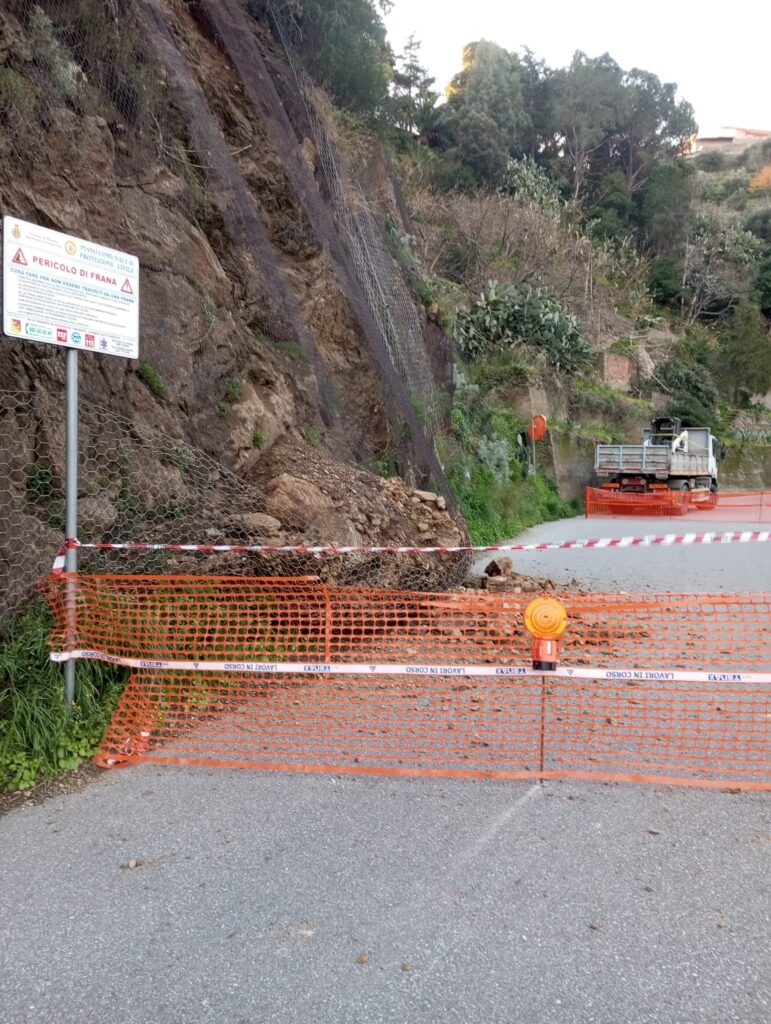 Operazioni di bonifica del costone roccioso Rocca Celi a Santo Stefano Briga lungo la S.P