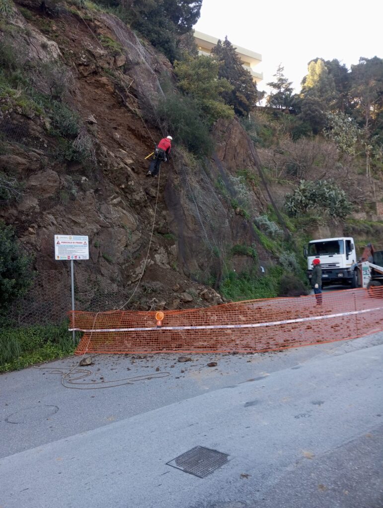 Operazioni di bonifica del costone roccioso Rocca Celi a Santo Stefano Briga lungo la S.P