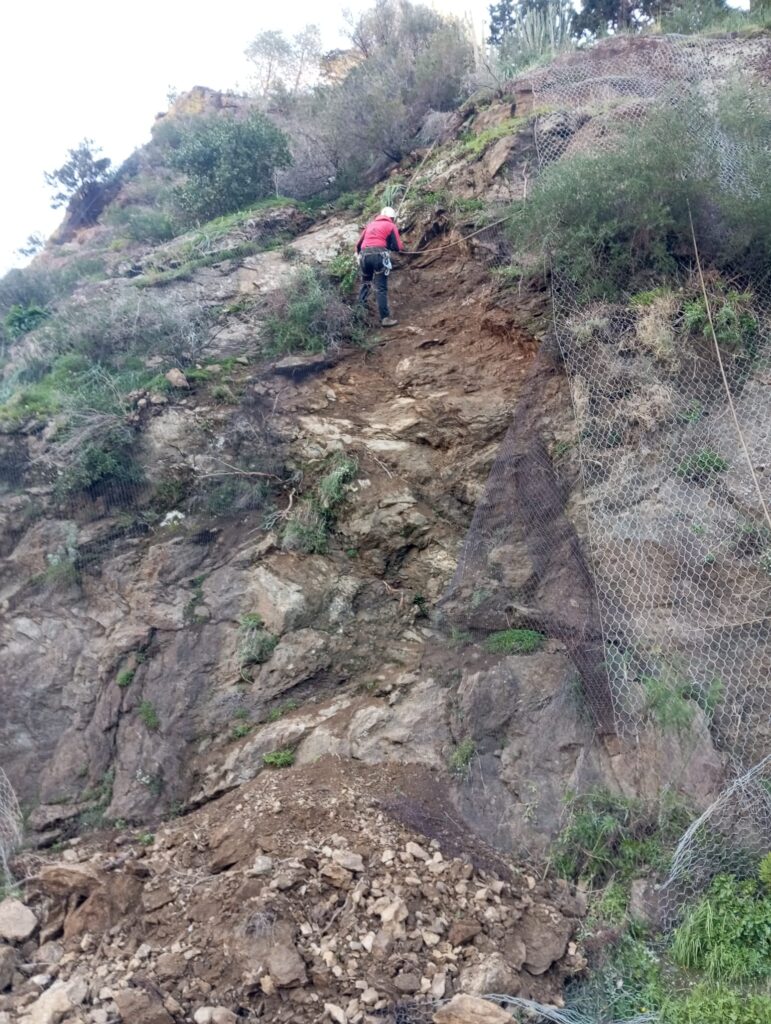 Operazioni di bonifica del costone roccioso Rocca Celi a Santo Stefano Briga lungo la S.P