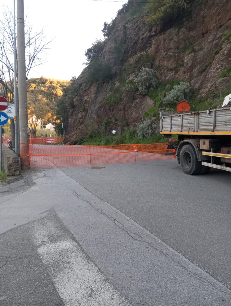 Operazioni di bonifica del costone roccioso Rocca Celi a Santo Stefano Briga lungo la S.P