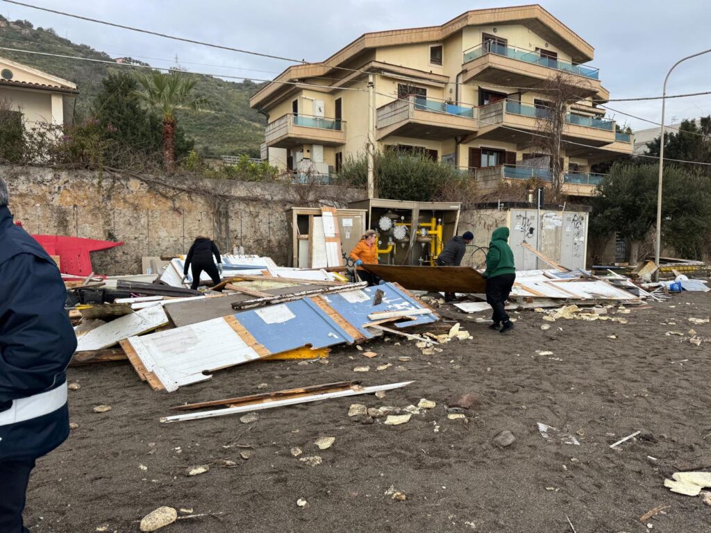 Pulizia alluvione taormina