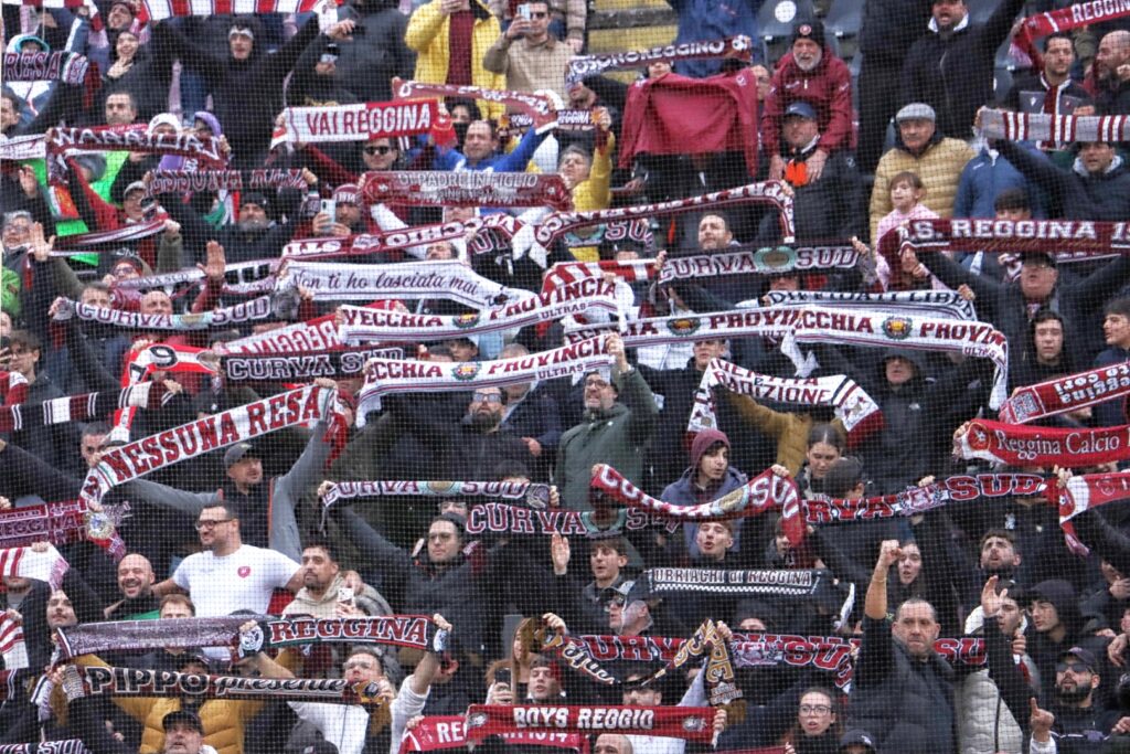 Reggina-Vibonese sciarpata tifosi curva sud