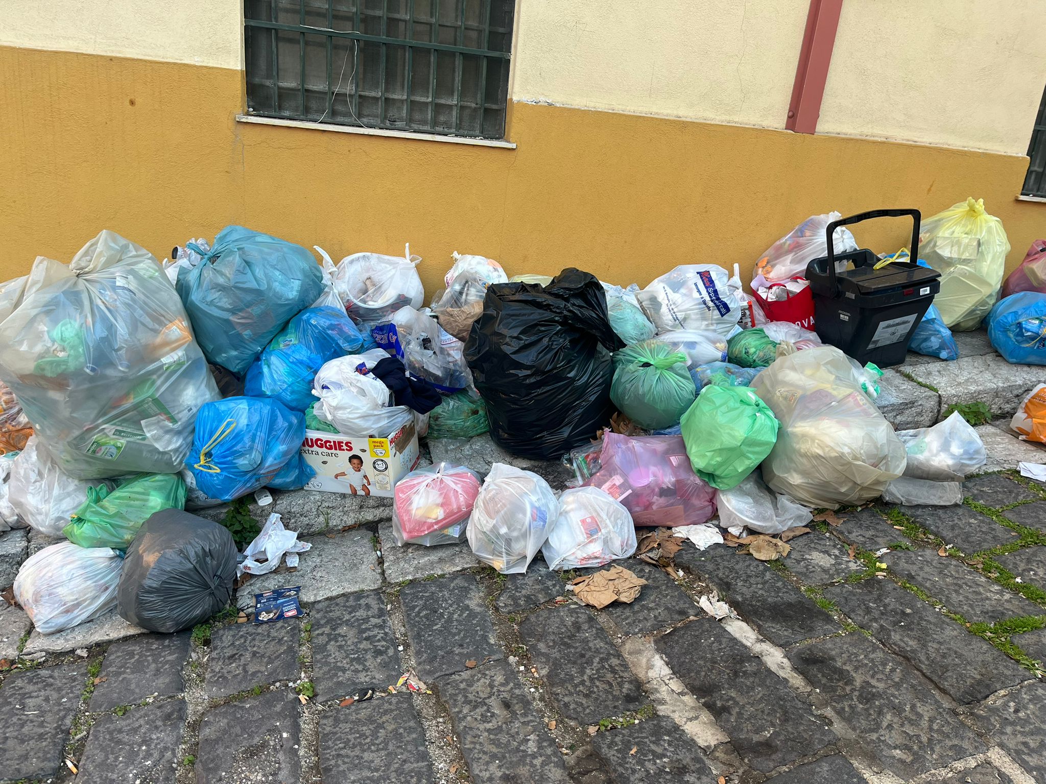 Spazzatura via Battaglia