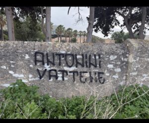 antonini vattene scritta presidente trapani fuori dalla scuola dei figli