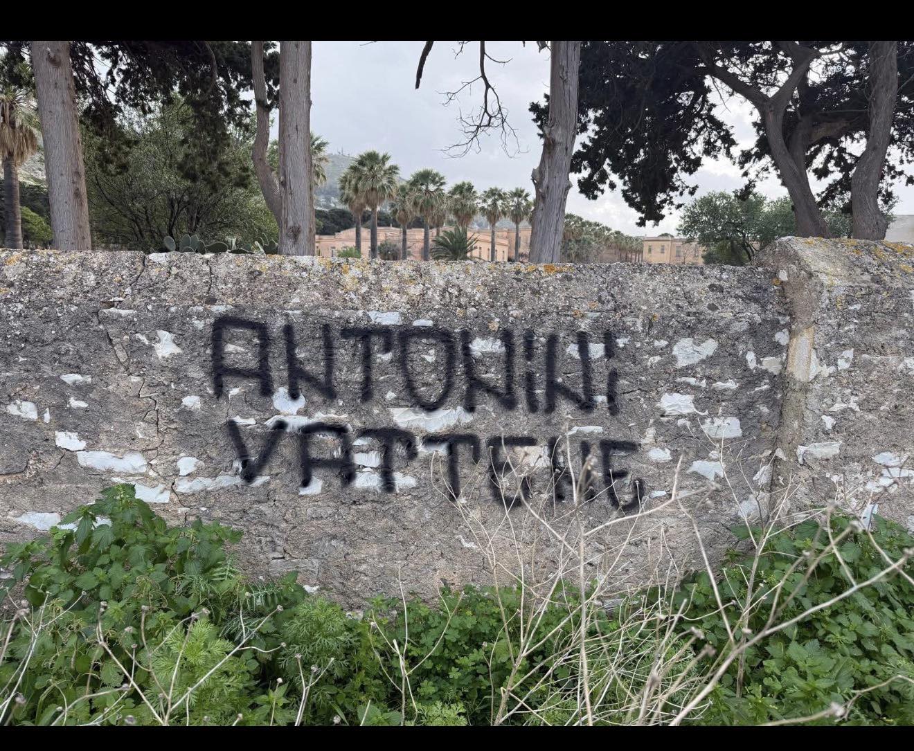 antonini vattene scritta presidente trapani fuori dalla scuola dei figli