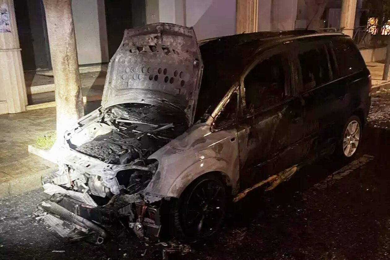 auto distrutta dalle fiamme