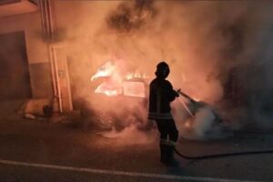 auto in fiamme notte