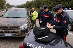 auto ricoperta di fango e carabinieri