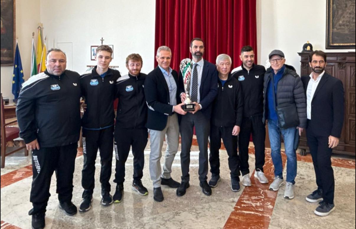 basile riceve top spin messina dopo vittoria coppa italia
