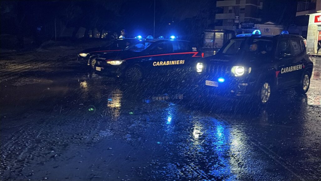 carabinieri sotto la pioggia di notte (1)
