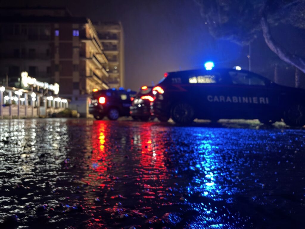 carabinieri sotto la pioggia di notte