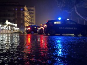 carabinieri sotto la pioggia di notte