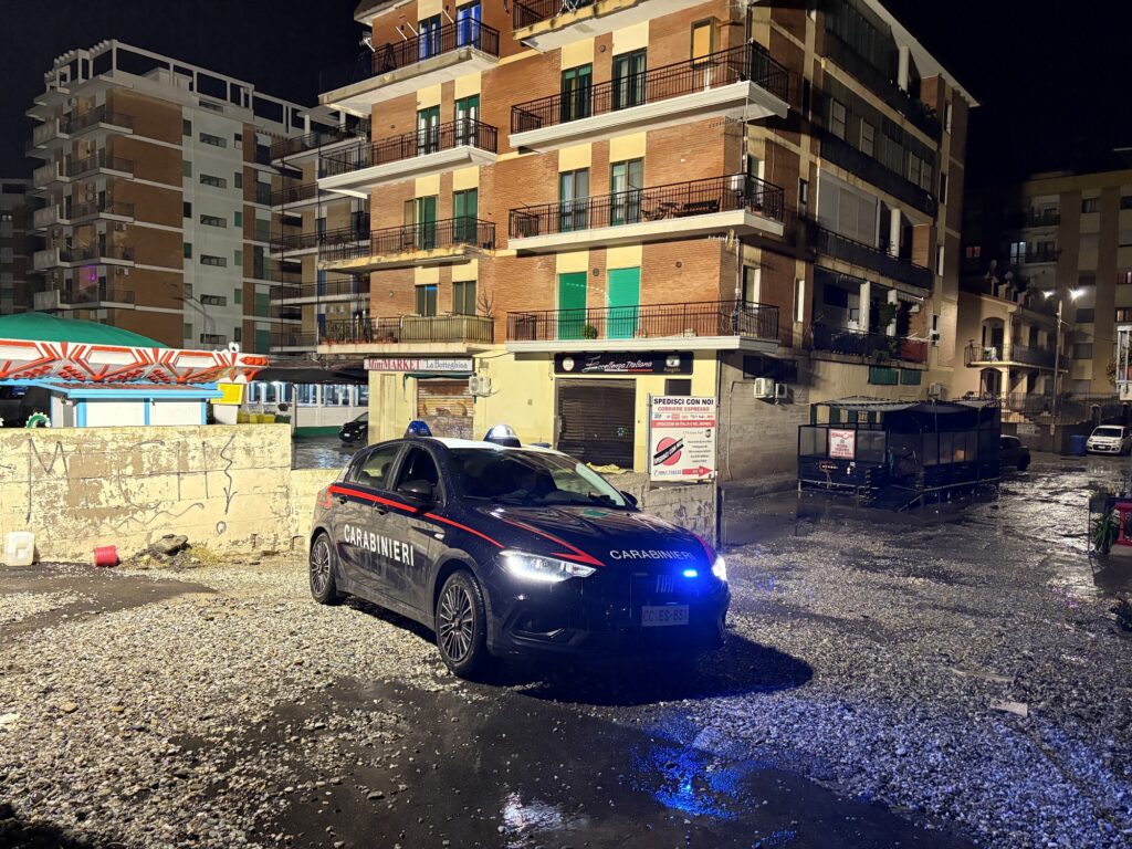 carabinieri sotto la pioggia di notte