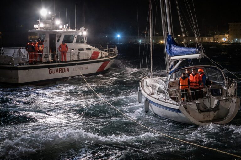 guardia costiera salva barca di notte