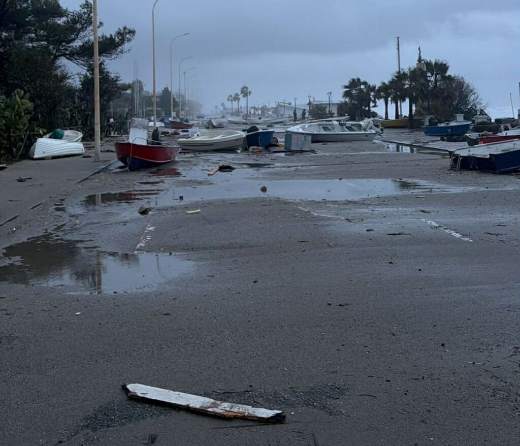 lungomare locri devastato dalle mareggiate