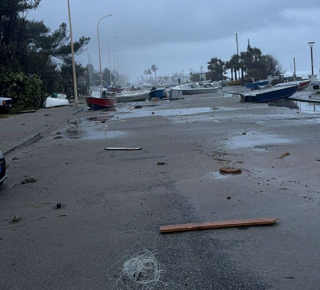 lungomare locri devastato dalle mareggiate