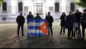 manifestazione pro venezuela con bandiera di cuba a Reggio Calabria