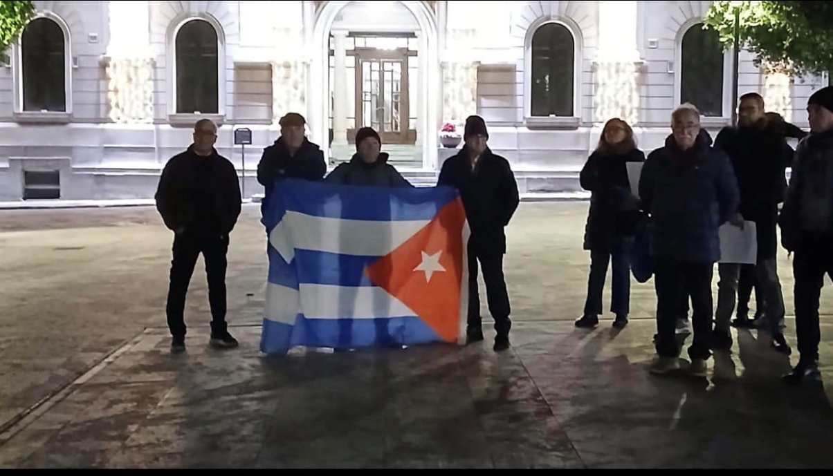 manifestazione pro venezuela con bandiera di cuba a Reggio Calabria