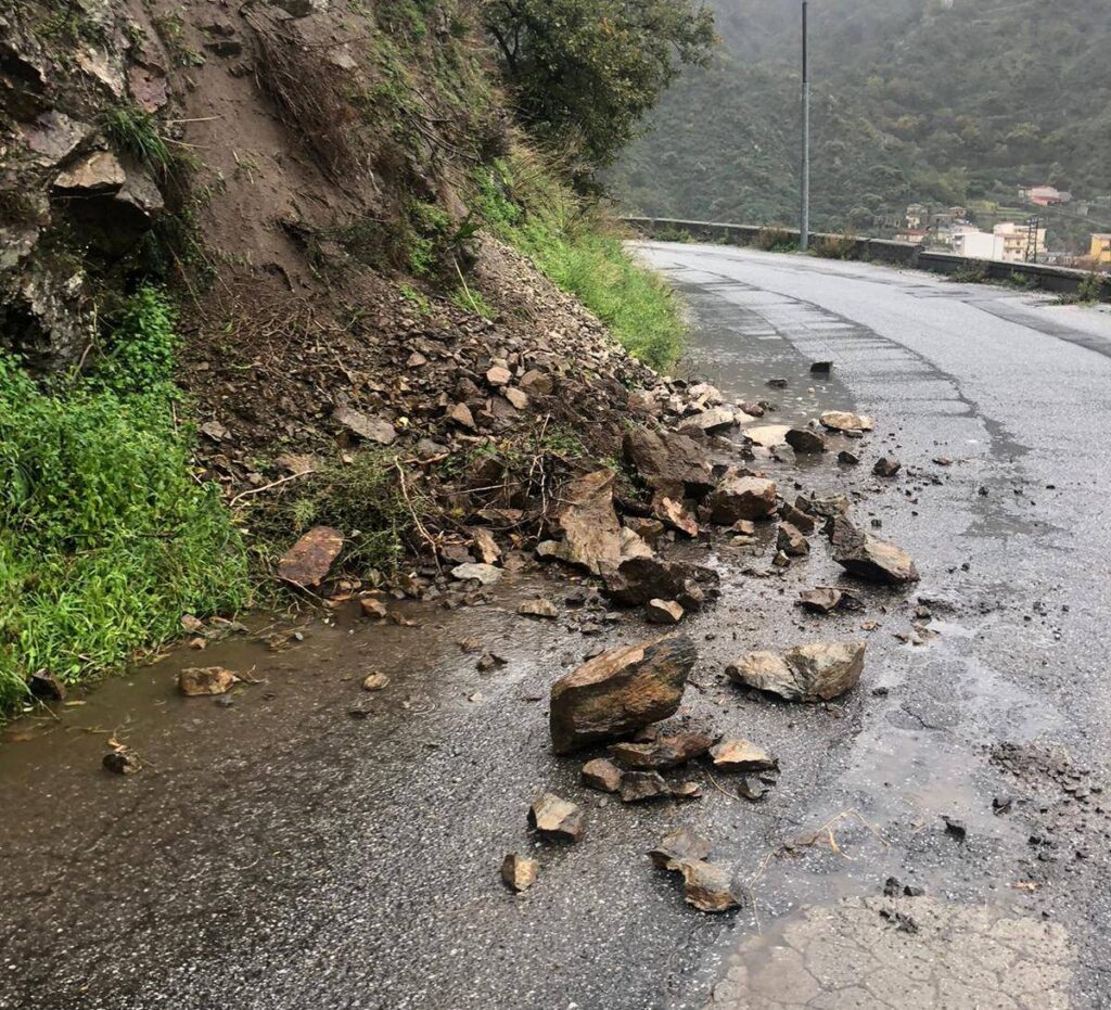 massi in strada oliveto trunca (1)