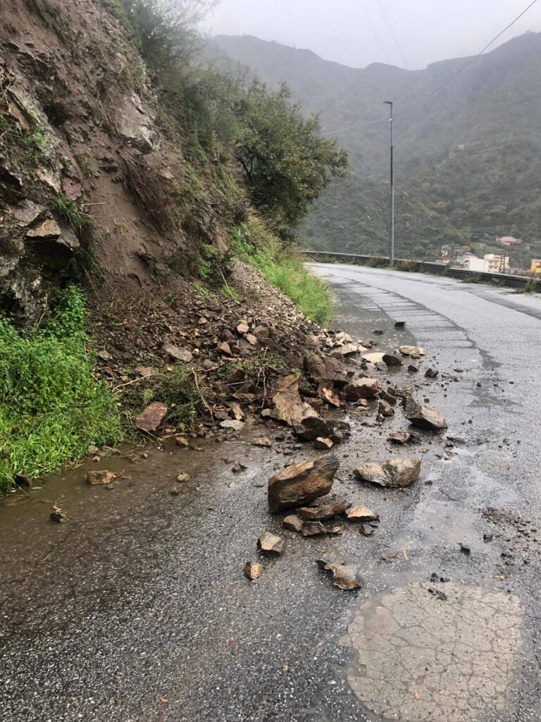 massi in strada oliveto trunca