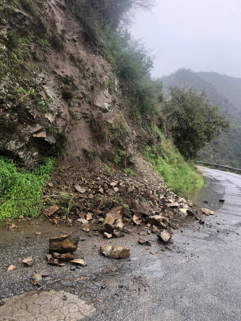 massi in strada oliveto trunca