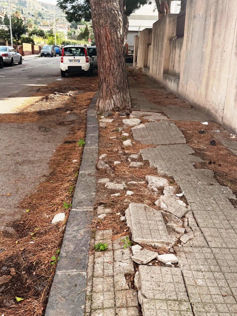 pericolo in via Giorgio Azzarà a Pellaro
