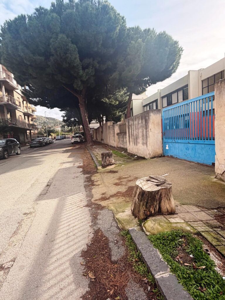 pericolo in via Giorgio Azzarà a Pellaro